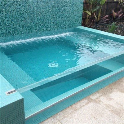 Piscine à débordement moderne